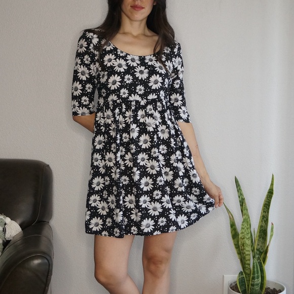 Monteau Dresses & Skirts - Monteau Floral Black & White Short Sleeve Dress Size S